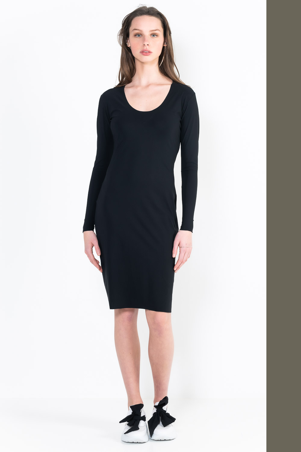 L12Bis robe encolure U manches longues courte